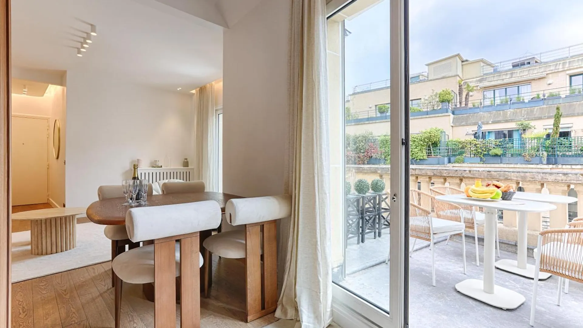Апартаменты Appartement De Luxe Avec Terrasse Sur Les Champs Elysees Париж